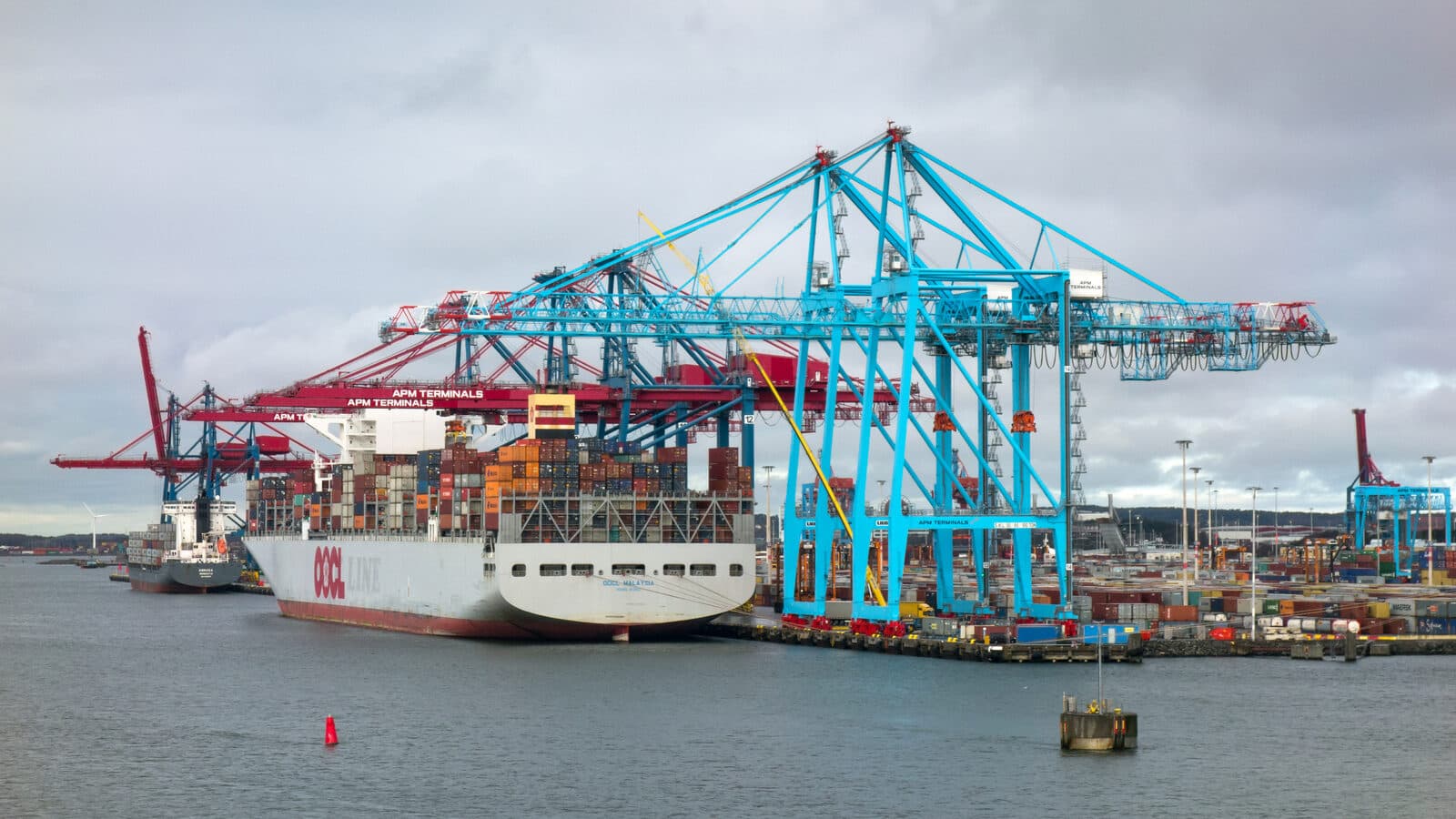 Container terminal with ship-to-shore cranes